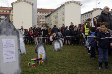Unas 5.000 personas según los convocantes y 1.500 según la Delegación del Gobierno se han congregado en el parque de la Insumisión para mostrar su descontento con el programa educativo impulsado por el Gobierno foral.