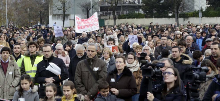 Unas 5.000 personas según los convocantes y 1.500 según la Delegación del Gobierno se han congregado en el parque de la Insumisión para mostrar su descontento con el programa educativo impulsado por el Gobierno foral.