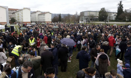 Unas 5.000 personas según los convocantes y 1.500 según la Delegación del Gobierno se han congregado en el parque de la Insumisión para mostrar su descontento con el programa educativo impulsado por el Gobierno foral.