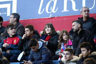 Imágenes del búscate en la grada del Osasuna-Alcorcón