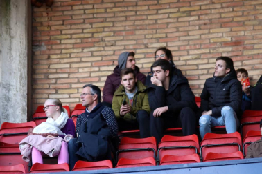 Imágenes del búscate en la grada del Osasuna-Alcorcón