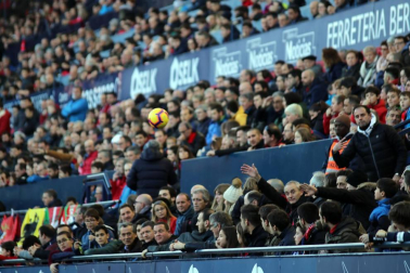 Imágenes del búscate en la grada del Osasuna-Alcorcón