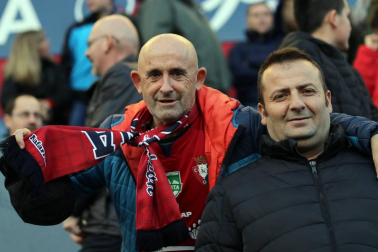 Imágenes del búscate en la grada del Osasuna-Alcorcón