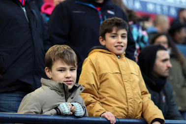 Imágenes del búscate en la grada del Osasuna-Alcorcón