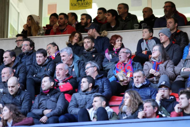 Imágenes del búscate en la grada del Osasuna-Alcorcón
