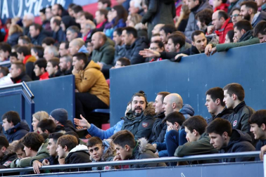 Imágenes del búscate en la grada del Osasuna-Alcorcón
