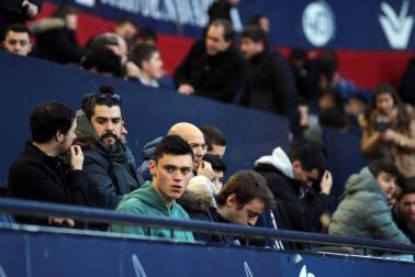 Imágenes del búscate en la grada del Osasuna-Alcorcón
