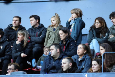 Imágenes del búscate en la grada del Osasuna-Alcorcón