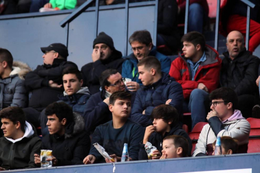 Imágenes del búscate en la grada del Osasuna-Alcorcón