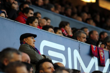 Imágenes del búscate en la grada del Osasuna-Alcorcón