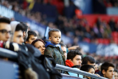 Imágenes del búscate en la grada del Osasuna-Alcorcón