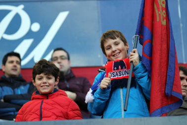 Imágenes del búscate en la grada del Osasuna-Alcorcón