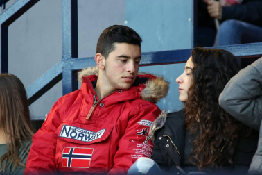 Imágenes del búscate en la grada del Osasuna-Alcorcón