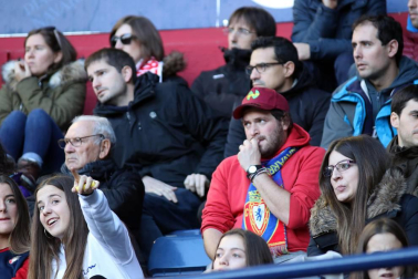 Imágenes del búscate en la grada del Osasuna-Alcorcón