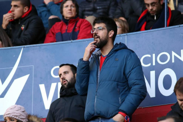 Imágenes del búscate en la grada del Osasuna-Alcorcón