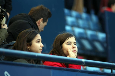 Imágenes del búscate en la grada del Osasuna-Alcorcón