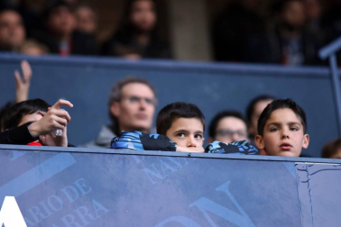 Imágenes del búscate en la grada del Osasuna-Alcorcón