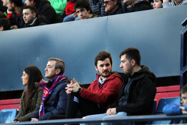Imágenes del búscate en la grada del Osasuna-Alcorcón