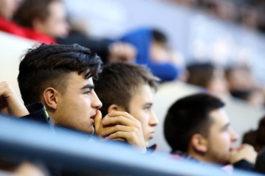 Imágenes del búscate en la grada del Osasuna-Alcorcón