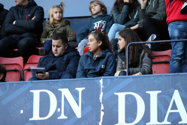 Imágenes del búscate en la grada del Osasuna-Alcorcón