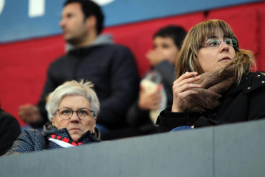 Imágenes del búscate en la grada del Osasuna-Alcorcón