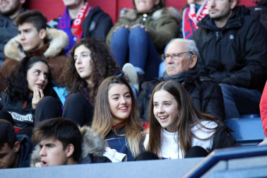 Imágenes del búscate en la grada del Osasuna-Alcorcón