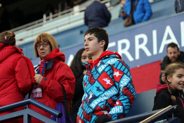 Imágenes del búscate en la grada del Osasuna-Alcorcón