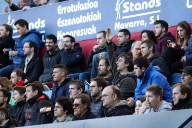 Imágenes del búscate en la grada del Osasuna-Alcorcón