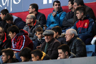 Imágenes del búscate en la grada del Osasuna-Alcorcón