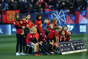 Imágenes del búscate en la grada del Osasuna-Alcorcón