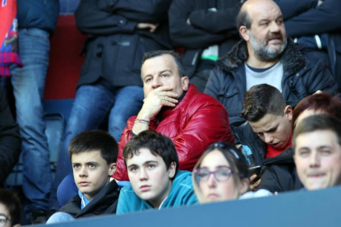 Imágenes del búscate en la grada del Osasuna-Alcorcón