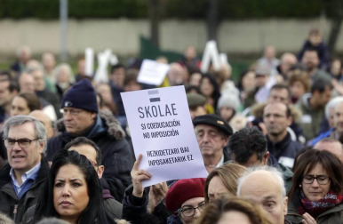 Unas 5.000 personas según los convocantes y 1.500 según la Delegación del Gobierno se han congregado en el parque de la Insumisión para mostrar su descontento con el programa educativo impulsado por el Gobierno foral.