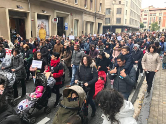 El grupo de madres y padres que reclaman la devolución del IRPF se ha manifestado este sábado en Pamplona para reclamar el IRPF por las bajas de maternidad.