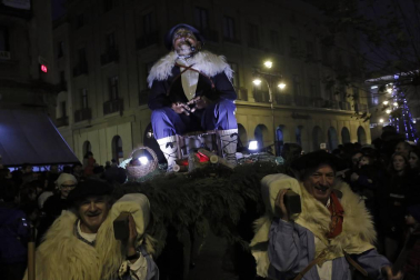 Miles de personas acompañaros al carbonero en su visita a la capital navarra.
