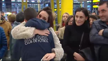Emoción en estaciones y aeropuertos de aquellos que vuelven a casa por Navidad