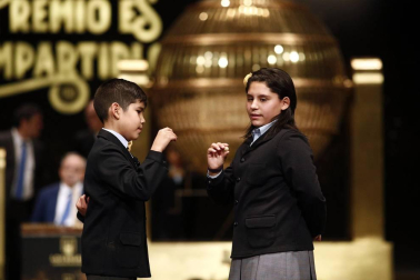 Fotos de los asistentes, disfraces y de los mejores momentos del sorteo de Lotería de Navidad 2018, celebrado en el Teatro Real de Madrid