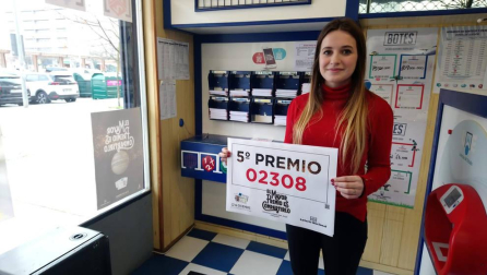 Oihane Piñar, con el número vendido en la administración de San Jorge de la Lotería de Navidad.