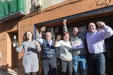 UN BRINDIS POR LA SUERTE De izquierda a derecha, María Aliaga Díaz (hija del dueño del establecimiento fiterano donde se vendió un décimo del 'Gordo'); José M.ª Rupérez Polo y Julia García Calleja (agraciados); José M.ª Sanz Jiménez (novio de María Aliaga); y Francisco Javier Aliaga Herrero (dueño del establecimiento) brindan con cava.