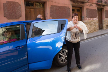 Julia García Calleja muestra su alegría al llegar al establecimiento de Fitero donde adquirieron el décimo.