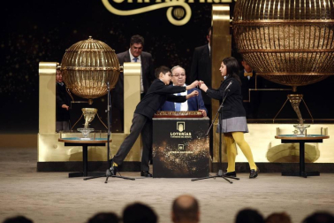 Fotos de los asistentes, disfraces y de los mejores momentos del sorteo de Lotería de Navidad 2018, celebrado en el Teatro Real de Madrid