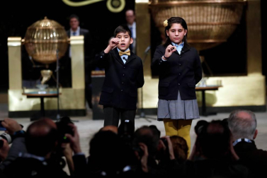 Fotos de los asistentes, disfraces y de los mejores momentos del sorteo de Lotería de Navidad 2018, celebrado en el Teatro Real de Madrid