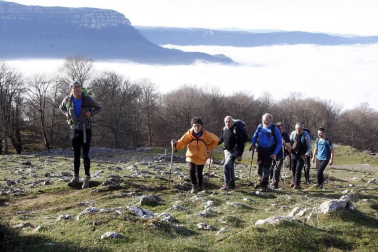 Un millar de montañeros despidieron el año en San Miguel de Aralar.