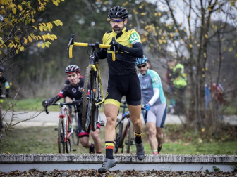 La carrera, celebrada en el circuito de Irubide, contó con la participación de más de 200 ciclistas.