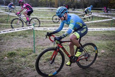 La carrera, celebrada en el circuito de Irubide, contó con la participación de más de 200 ciclistas.