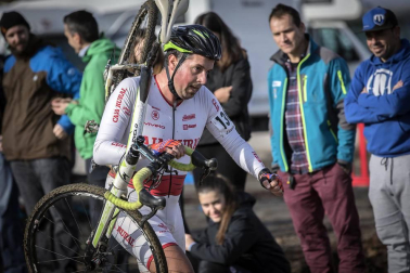 La carrera, celebrada en el circuito de Irubide, contó con la participación de más de 200 ciclistas.