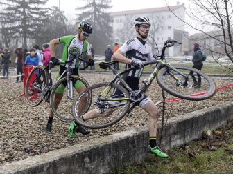 La carrera, celebrada en el circuito de Irubide, contó con la participación de más de 200 ciclistas.