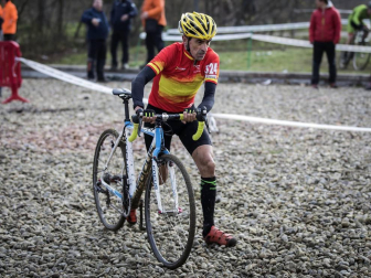 La carrera, celebrada en el circuito de Irubide, contó con la participación de más de 200 ciclistas.