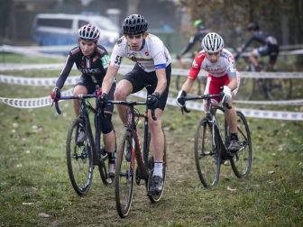 La carrera, celebrada en el circuito de Irubide, contó con la participación de más de 200 ciclistas.