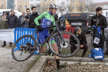 La carrera, celebrada en el circuito de Irubide, contó con la participación de más de 200 ciclistas.