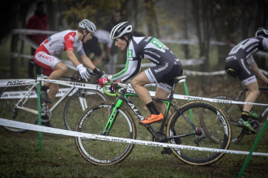 La carrera, celebrada en el circuito de Irubide, contó con la participación de más de 200 ciclistas.